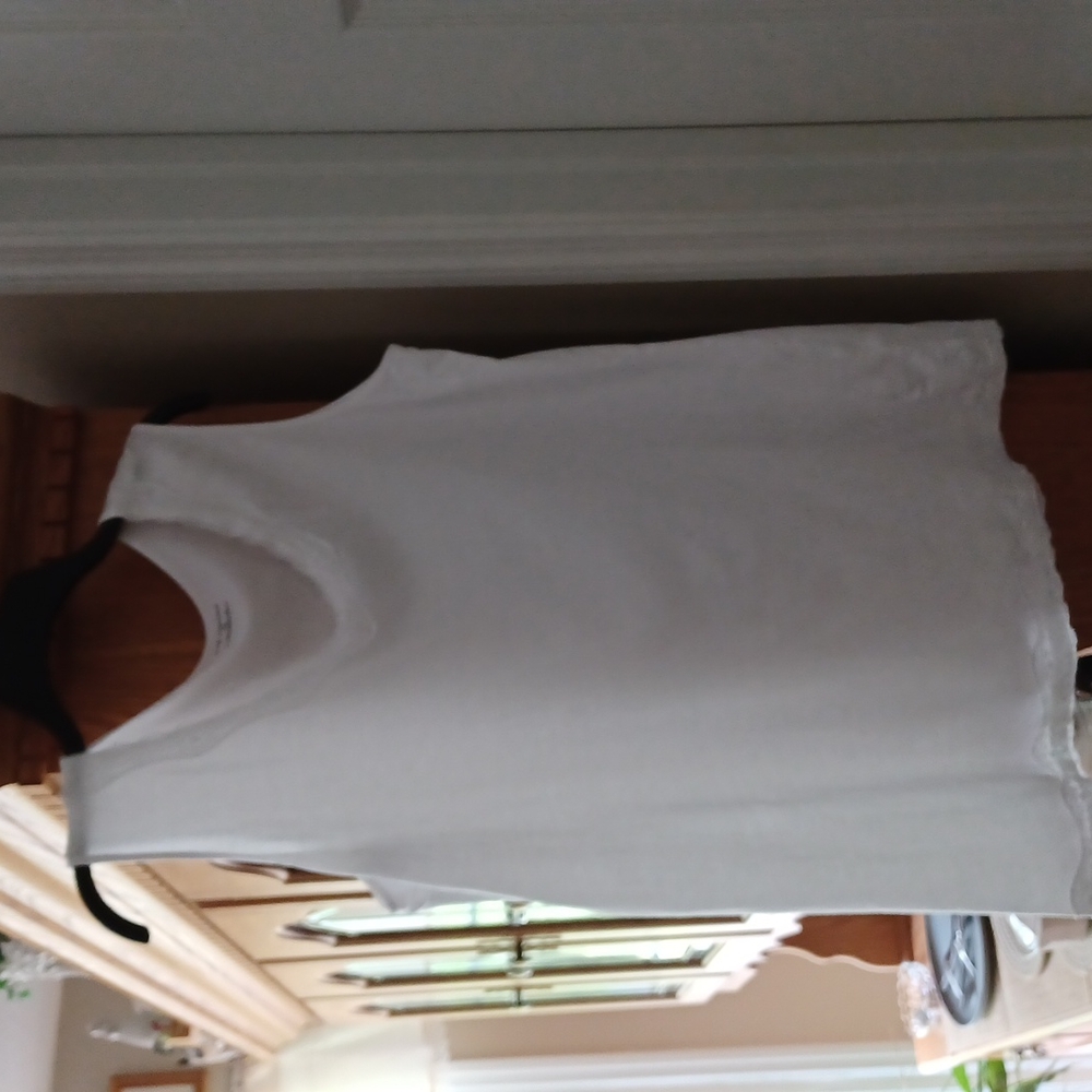 White V neck top